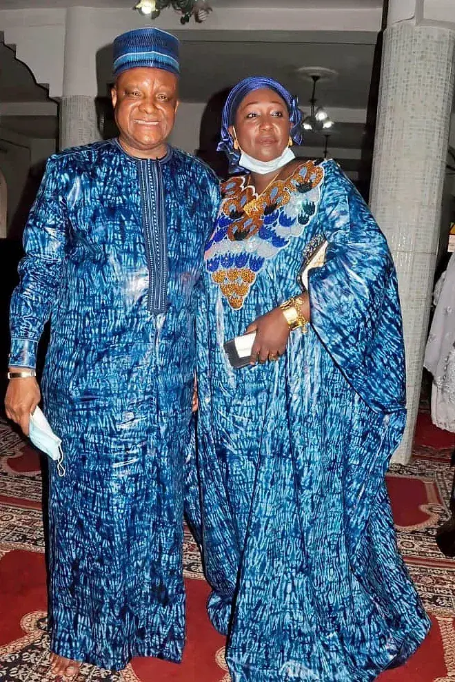 Un homme et une femme en tenues assorties de bazin teinté indigo.