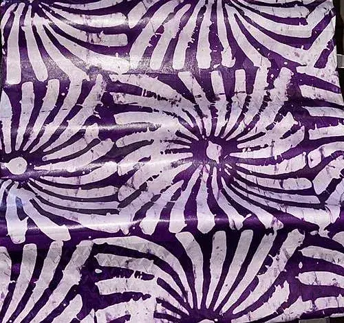 Bazin teinté violet, grandes spirales claires rayonnant depuis un centre.