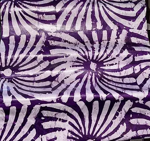 Bazin teinté violet, grandes spirales claires rayonnant depuis un centre.