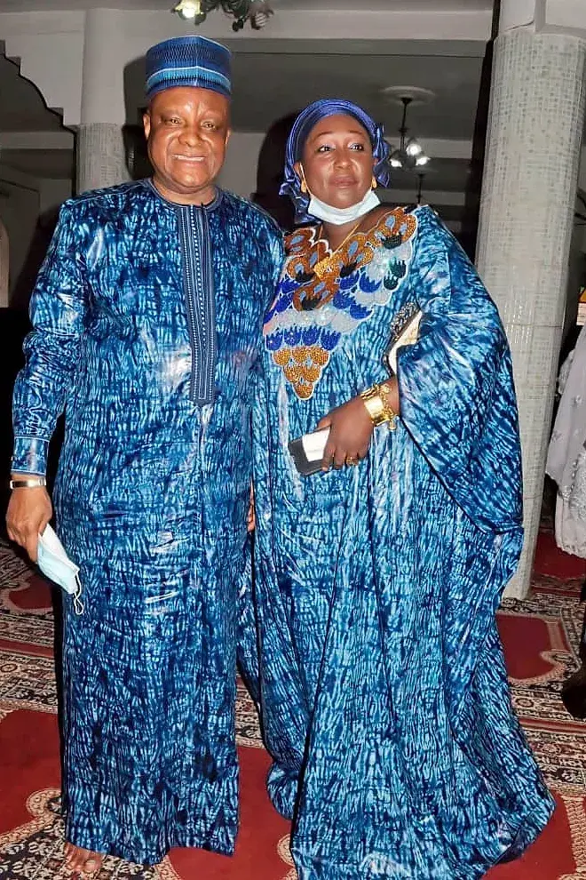 Un homme et une femme en tenues assorties de bazin teinté indigo.