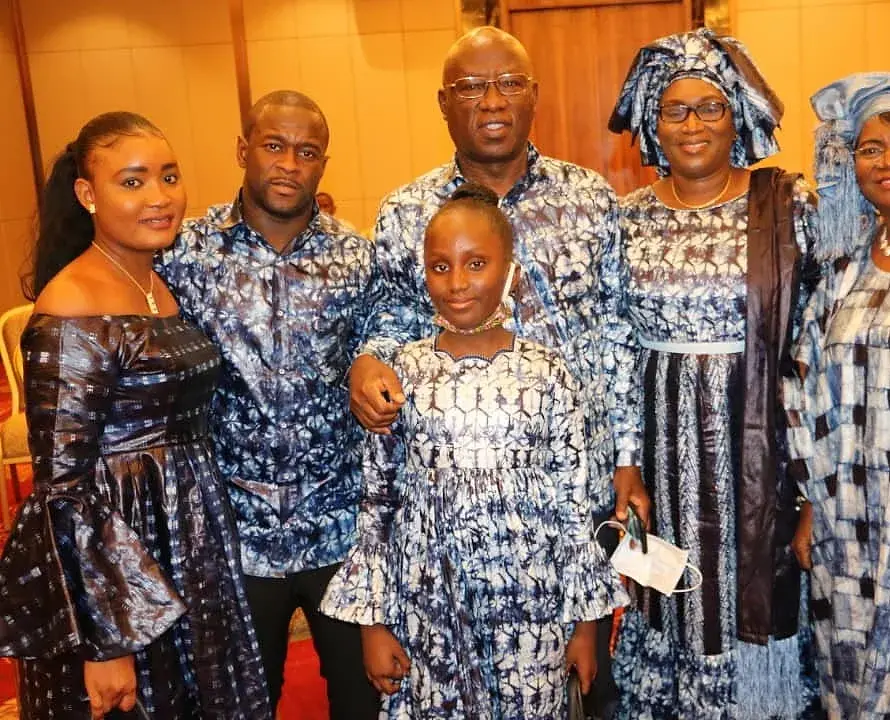 Six personnes d’une même famille en tenues assorties de bazin teinté indigo.